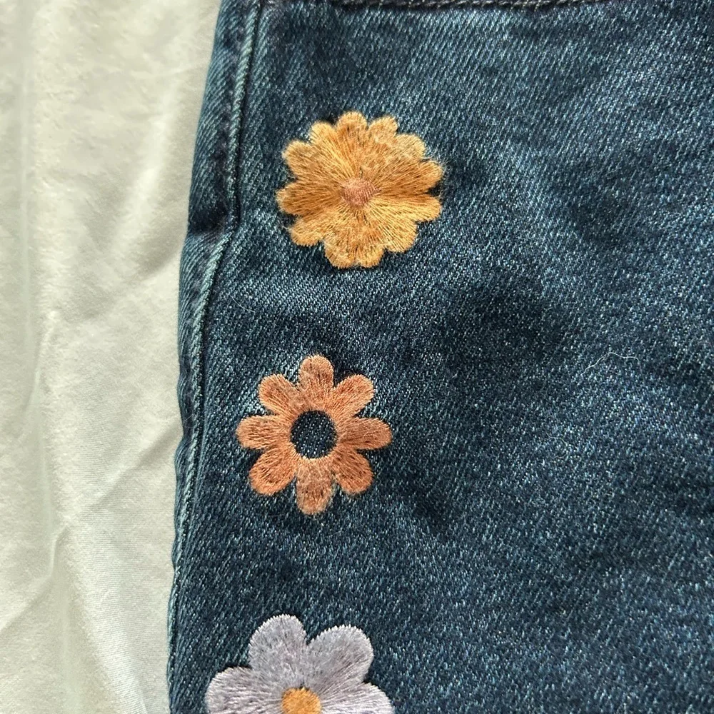 Hollister Dark Blue Jean Shorts with Floral Embroidery size 11 - Picture 4 of 7
